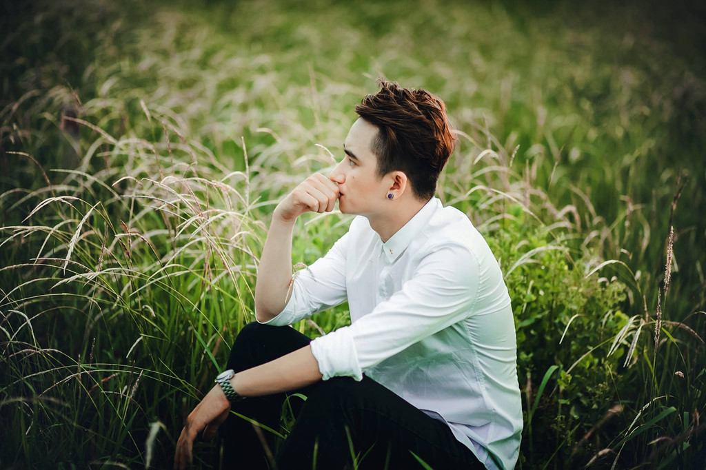 Để tìm lại niềm đam mê, nam ca sĩ quyết định về quê tập trung sáng tác.