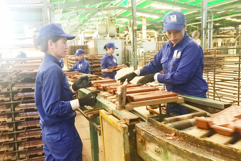 Hoạt động sản xuất tại Nhà máy gạch Hoành Bồ.