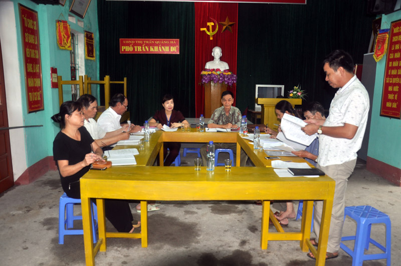 Thường trực Đảng ủy, HĐND thị trấn Quảng Hà giám sát việc thực hiện thu, chi tài chính trong Đảng tại Chi bộ khu phố Trần Khánh Dư