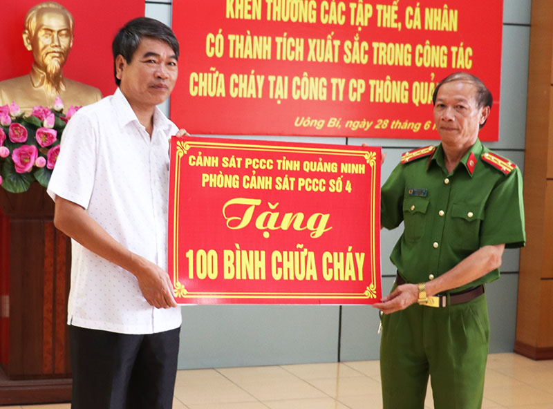 Công ty CP Thông Quảng Ninh được tặng 100 bình chữa cháy