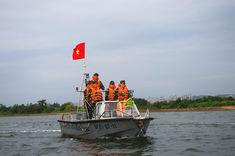 Cán bộ, chiến sỹ Đồn Biênphòng Hải hòa tuần tra bảo vệ biên giới tại cửa Sông Bắc Luân