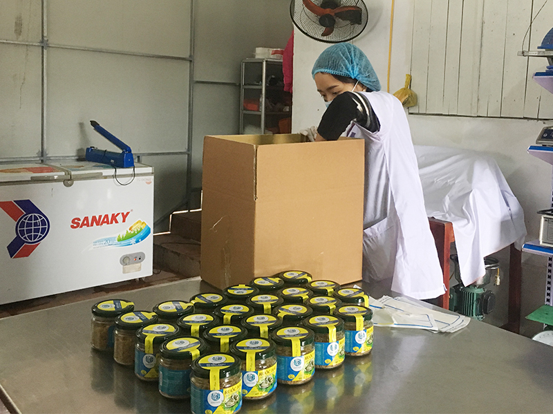 Công nhân Công ty TNHH Sản xuất và Thương mại thủy sản Quảng Ninh đóng gói sản phẩm ruốc hàu.