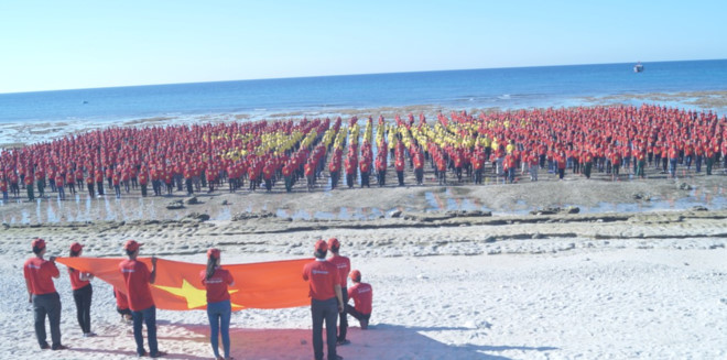 3.000 người hát Quốc ca, tạo hình lá cờ Tổ quốc trên biển.