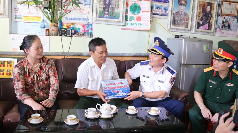 Phó Chính ủy Cảnh sát biển Việt Nam thăm và tặng quà gia đình chính sách Nguyễn Viết Lánh - Thương binh