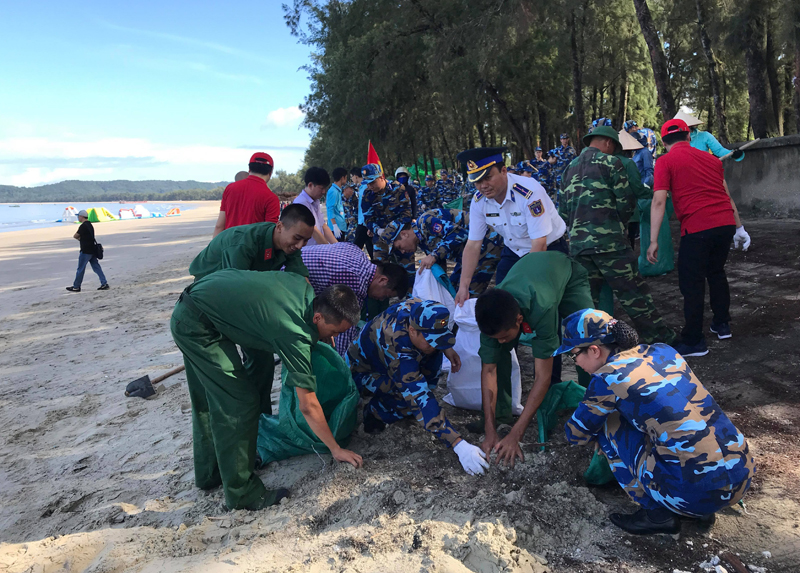 Các lực lượng chung tay dọn dẹp vệ sinh môi trường dọc bờ biển khu vực thị trấn huyện Cô Tô.