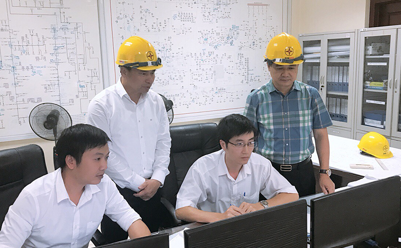 Lãnh đạo Công ty Điện lực Quảng Ninh trực tiếp chỉ đạo đóng điện cáp ngầm 22 kV