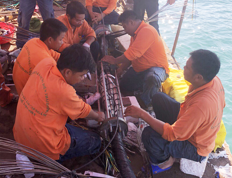 Công nhân Công ty Điện lực Quảng Ninh sửa chữa điểm nối cáp ngầm bị hư hỏng