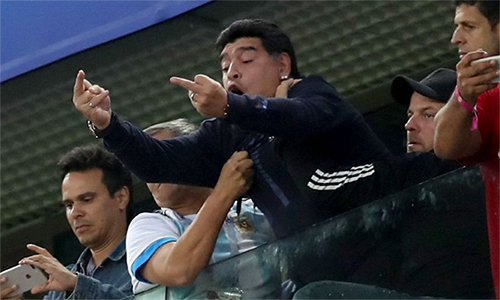 FIFA tước vai trò đại sứ của Maradona