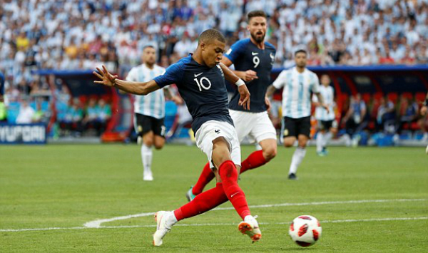 Mbappe liên tục làm khổ sở hàng phòng ngự Argentina. Ảnh: Reuters.