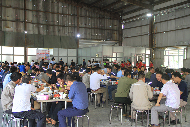 Nhà ăn tự chọn phục vụ cho 1000 người lao động của Công ty than Khe Chàm (Ảnh:  Việt Trung)