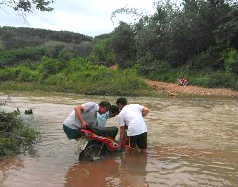 Người dân đi lại khó khăn qua suối sau cơn mưa lớn đầu tháng 6/2018. (Ảnh: Anh Đặng Tằng Dương, xóm Khe Cháy, thôn Phủ Liễn, xã Đồng Sơn, huyện Hoành Bồ cung cấp)