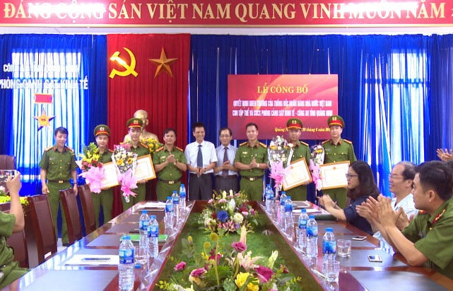 Đại biểu dự lễ khen thưởng chúc mừng các cá nhân Đội Cảnh sát phòng chống công nghệ cao được Thống đốc Ngân hàng Nhà nước Việt Nam khen thưởng.