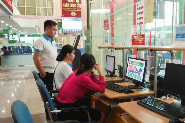 Người dân kê khai tờ khai làm hộ chiếu trực tuyến tại Trung tâm Hành chính công tỉnh.