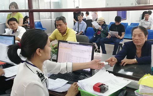 Cán bộ UBND phường 4 (TP Vũng Tàu) tiếp nhận hồ sơ của người dân.