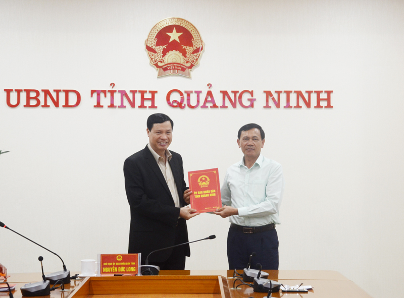 Đồng chí Nguyễn Đức Long, Phó Bí thư Tỉnh ủy, Chủ tịch UBND tỉnh trao quyết định nghỉ hưu cho đồng chí Lãnh Thế Vinh, nguyên Trưởng Ban Dân tộc tỉnh. 