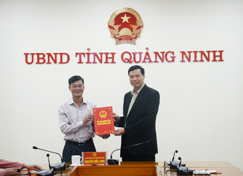 Đồng chí Nguyễn Đức Long, Phó Bí thư Tỉnh ủy, Chủ tịch UBND tỉnh trao quyết định bổ nhiệm chức danh Trưởng Ban Dân tộc tỉnh cho đồng chí Vũ Kiên Cường.