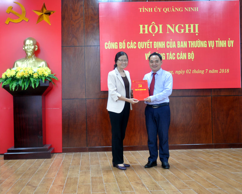 Đồng chí Đỗ Thị Hoàng, Phó Bí thư Thường trực Tỉnh ủy trao quyết định bổ nhiệm cho đồng chí Phạm Hữu Kiên