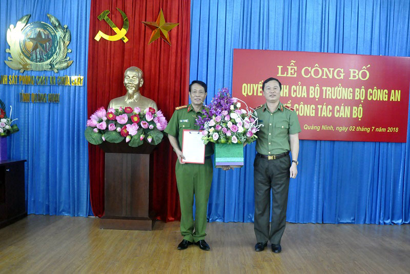 Thiếu tướng Bùi Minh Giám, Phó Tổng cục trưởng Tổng cục Chính trị CAND (Bộ Công an) trao quyết định cho Đại tá Vũ Minh Thành, Phó Giám đốc Cảnh sát PCCC tỉnh.