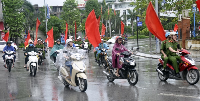 : Lực lượng chức năng TP Hạ Long xuống đường diễu hành, tuyên truyền PC TPMT và TNMT nhân Tháng hành động và Ngày quốc tế, ngày toàn dân PCMT 26/6/2018.