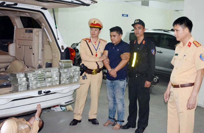 Đối tượng quốc tịch Lào cùng 100 bánh heroin cất giấu ở dưới sàn xe ô tô  do CSGT Công an tỉnh phát hiện, bắt giữ.