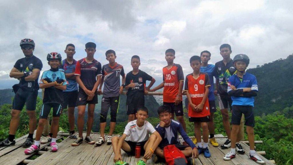đội bóng thiếu niên gồm 12 cậu bé và một huấn luyện viên bị kẹt trong hang Tham Luang. Ảnh: Akkapol Chanthawong/Facebook