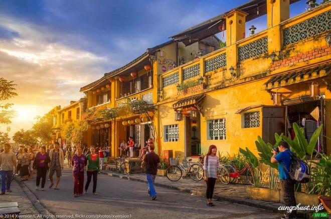 6 điểm đến hấp dẫn nhất Việt Nam do tạp chí du lịch Rough Guides (Anh) bầu chọn - ảnh 6Hoàng hôn phố cổ (Ảnh – Xversion1). Nguồn: cungphuot.info