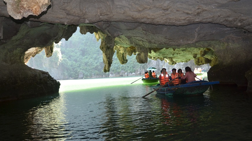 Du khách trải nghiệm thuyền nan tại khu vực Ba Hang.