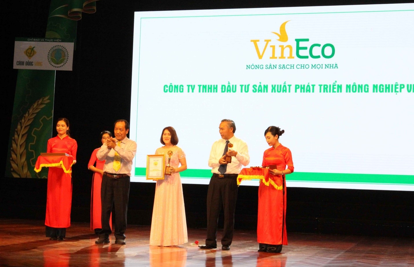 Đại diện VinEco nhận chứng nhận “Thương hiệu Vàng nông nghiệp Việt Nam”.