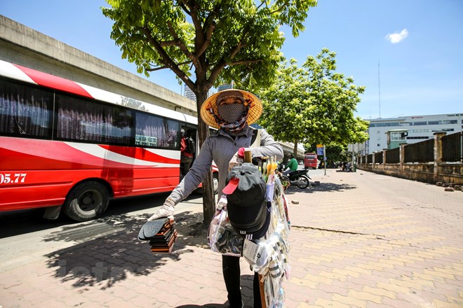 Nắng nóng gây ảnh hưởng lớn đến cuộc sống của người dân tại Hà Nội. (Ảnh: Minh Sơn/Vietnam+)