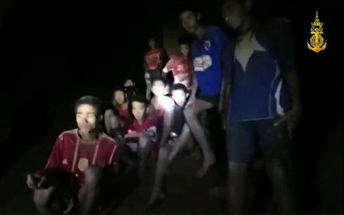 Đội bóng thiếu niên Thái Lan được tìm thấy mắc kẹt trong hang. (Ảnh: AFP)