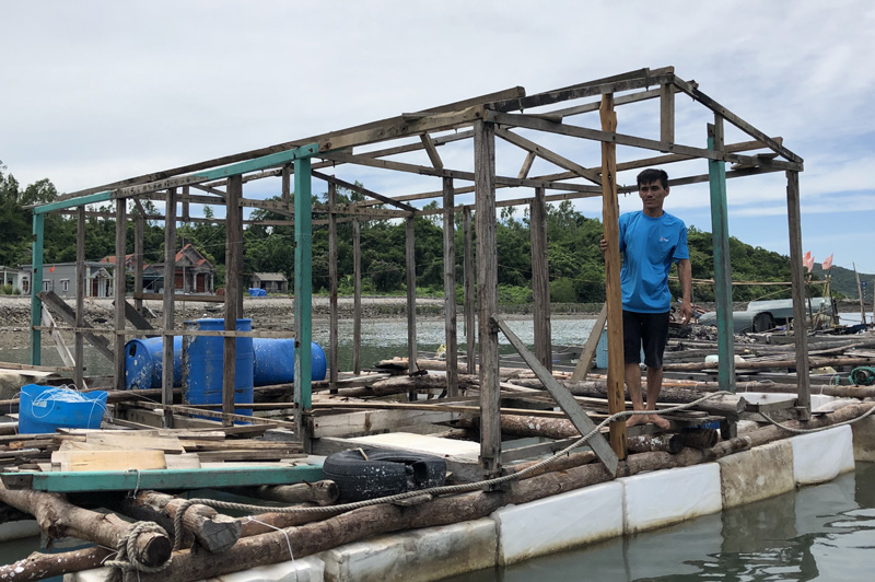 Hơn 1 tháng nay gia đình anh Nguyễn Văn Trung  phải ở trên chiếc thuyền đi đánh bắt 