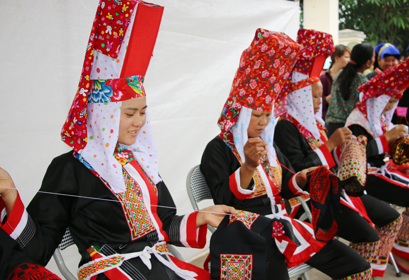 Phụ nữ Dao huyện Bình Liêu thi thêu trang phục bằng tay tại ngày hội 