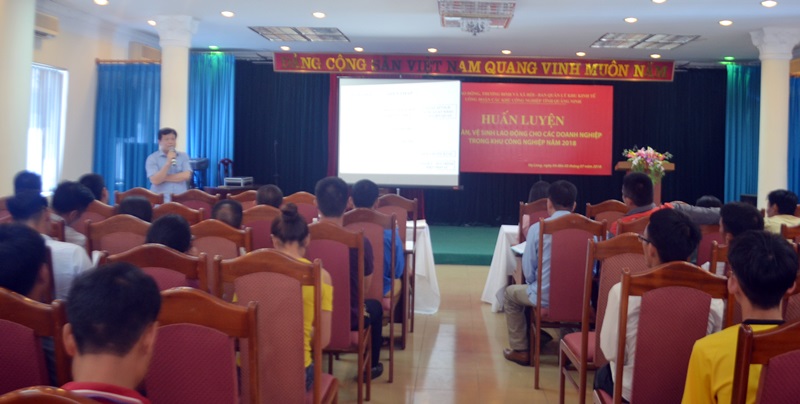 Ông Lê Văn Mạnh, Phó Chánh thanh tra Sở Lao động TB&XH tỉnh truyền đạt nội dung trong công tác AT,VSLĐ.