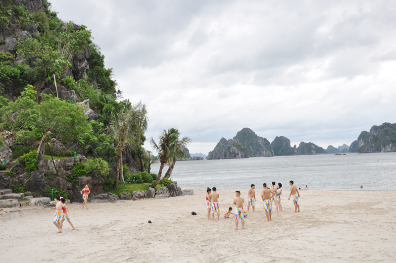 Bãi tắm Lương Ngọc (TP Cẩm Phả) cát trắng mịn