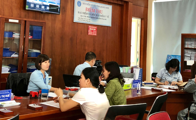Cán bộ Trung tâm Hành chính công TP Hạ Long thực hiện các thủ tục hành chính cho người dân