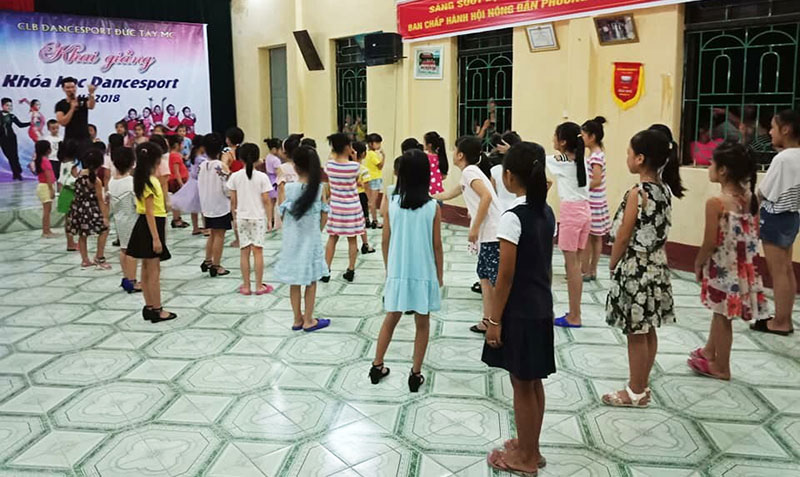 Lớp khiêu vũ cho trẻ em do Phường Trà Cổ tổ chức.