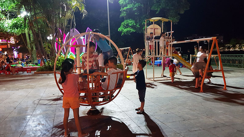 Điểm vui chơi tre em ở khu công viên phường Hòa Lạc, thường xuyên quá tải vào buổi tối. 