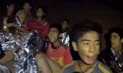 Đội bóng đá nhí trong hang Tham Luang Nang Non. Ảnh: Đặc nhiệm SEAL Thái.