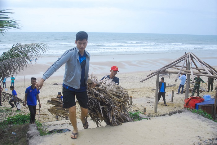 ĐVTN xã Quan Lạn (Vân Đồn) tham gia tuyên truyền, hỗ trợ hộ kinh doanh tháo gỡ chòi, lều tự phát trên bãi biển.