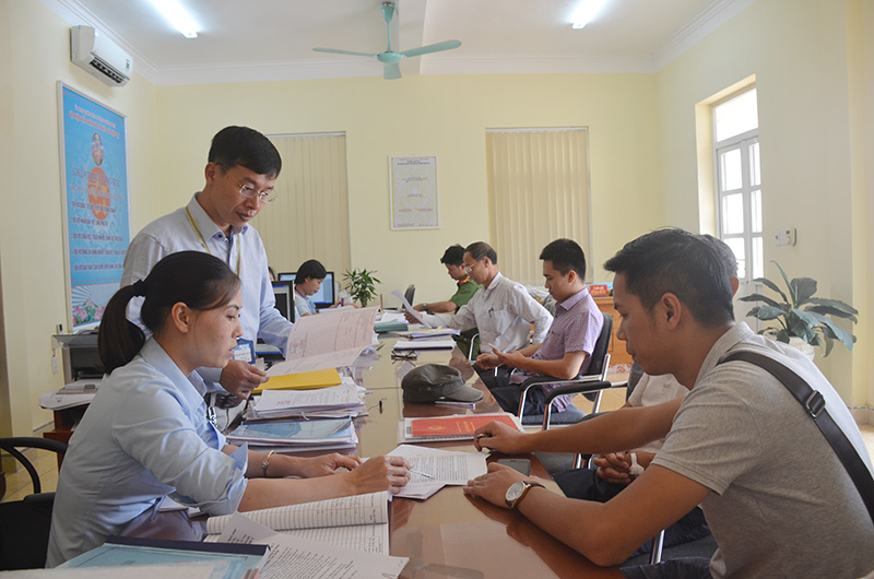 Cán bộ phường Quảng Yên hướng dẫn người dân giải quyết thủ tục hành chính