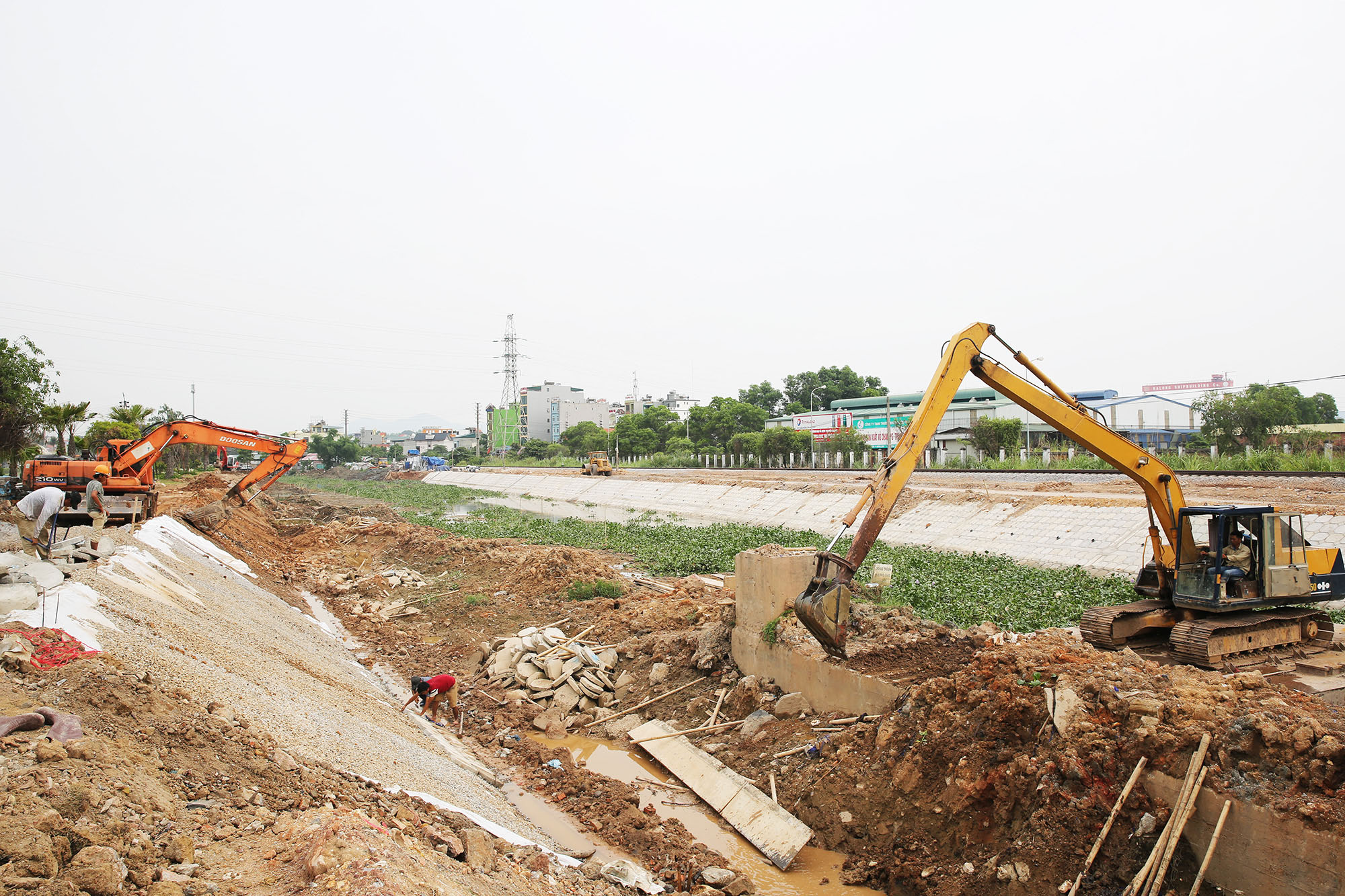 TP Hạ Long thực hiện nạo vét kênh thoát nước Cái Lân (phường Giếng Đáy).