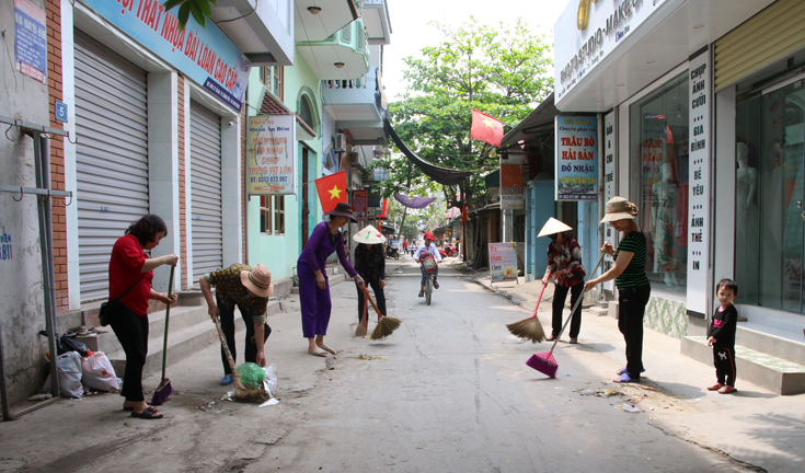 Người dân phường Hà An (TX Quảng Yên) dọn vệ sinh công cộng