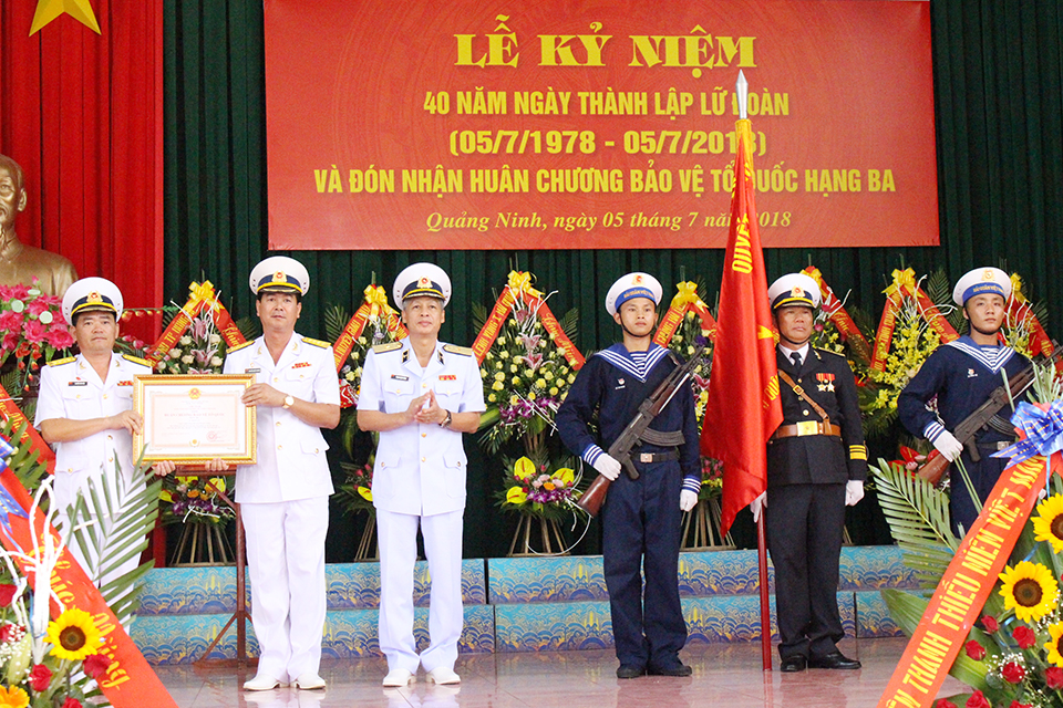 Chuẩn đô đốc Phạm Mạnh Hùng , Phó tư lệnh QCHQ trao Huân chương Bảo vệ Tổ quốc hạng Ba cho Lữ đoàn 14 Hải quân7