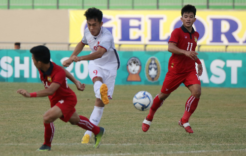 Sử dụng nhiều vị trí dự bị, nhưng U19 Việt Nam (áo trắng) vẫn có chiến thắng áp đảo. Ảnh: Đoàn Huynh.
