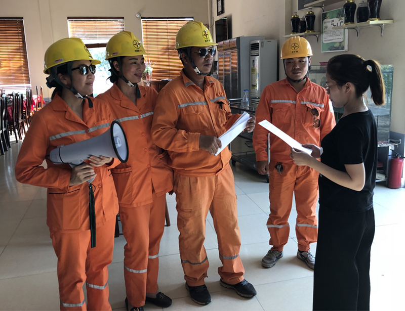 Công nhân Điện lực TP Hạ Long tuyên truyền cho các hộ kinh doanh phường Bãi Cháy sử dụng tiết kiệm điện