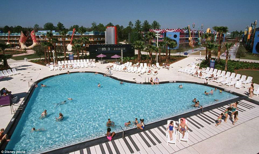 Bể bơi hình đàn piano tại khu nghỉ dưỡng Walt Disney’s All-Star Music, Mỹ: Thiết kế ấn tượng hình cây đàn piano khổng lồ sẽ giúp du khách có những giây phút hoàn toàn thư giãn với làn nước mát lạnh và âm nhạc tại đây. Ảnh: Magical Vacation Experts.