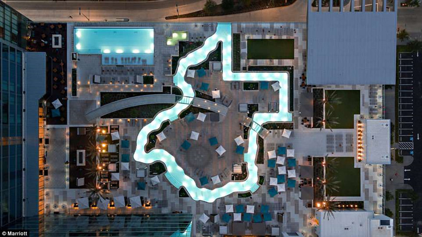 Sông lười khúc khuỷu tại khách sạn JW Marriott, Mỹ: Thiết kế khá ngóc ngách này giúp du khách tận hưởng kỳ nghỉ lười biếng bằng việc thả mình trên sông lười. Ảnh: Marriot.