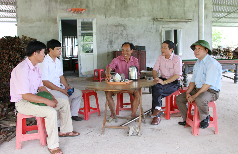 Cán bộ huyện Bình Liêu và xã Húc Động trao đổi, nắm bắt tình hình cơ sở với ông Chìu Tắc Làu (giữa) Bí thư chi bộ, trưởng thôn Sú Cáu.
