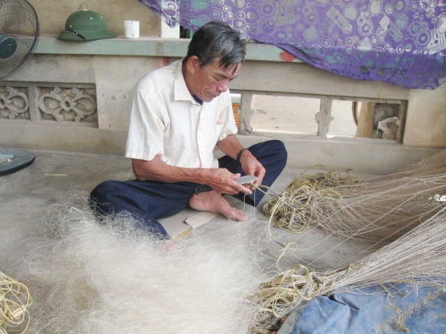 Ngư dân, phường Tân An, TX Quảng Yên thực hành nghề đan lưới.