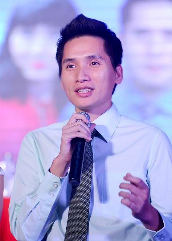 Quốc Khánh sinh ra và lớn lên tại Hà Nội. Anh tốt nghiệp Đại học Ngoại ngữ và đầu quân cho VTV làm biên dịch, biên tập viên thể thao.